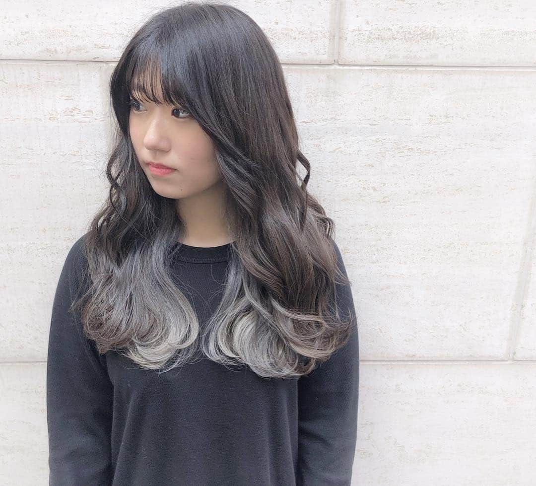 【高砂・美容師】平岡歩 ヘアアレンジ hairarrangeさんのインスタグラム写真 - (【高砂・美容師】平岡歩 ヘアアレンジ hairarrangeInstagram)「インナーシルバーハイライト🙆‍♀️✨ 前髪はシースルー人気^_^  インナー部分はブリーチ2回必要です🙆‍♀️ ・ ご予約時にLINE @にて ・料金の事前提示 ・所要時間の事前提示 ・このカラーはどのメニュー選べばいい？ などお気軽にご相談下さい🙇‍♂️ ご予約はこちらのLINEからお願いします♪ LINE ID 【@ekm1861m】 LINEのID検索より検索してください 最初の＠マークを忘れずに入れてください。 わからない場合はInstagramのDMをご利用下さい。 ・ ・ 【Instagram限定初回料金】 カラー＋トリートメント  10800→8500 ハイライトカラー＋トリートメント16800→13500 フルブリーチダブルカラー＋トリートメント 16800→15500  プラスメニュー カット+3000 ブリーチ追加＋6000 ケアカラー+1000 レルミストリートメント+2000 セレクタープロファイブ+4000 ＊全て税抜き表示。 ＊その他のメニュー、インナーカラーやパーマなども初回料金があるので、お気軽にLINEにてご連絡ください♪ ・ @lala__hair  #lala__hair ・ #ハイライトカラー #ハイライト #ミルクティーグレージュ #アッシュカラー #アッシュグレー #アッシュベージュ #アッシュ #ベージュカラー  #透明感カラー #グレージュ  #姫路駅 #姫路 #高砂 #加古川 #himeji  #姫路美容院 #高砂美容院 #加古川美容院 #グラデーションカラー #ミランダカー #テイラーヒル  #姫路美容院マイリー #姫路美容室miley #バレイヤージュ #バレイヤージュカラー #ミルクティーベージュ」4月19日 9時31分 - ayumi_hiraoka