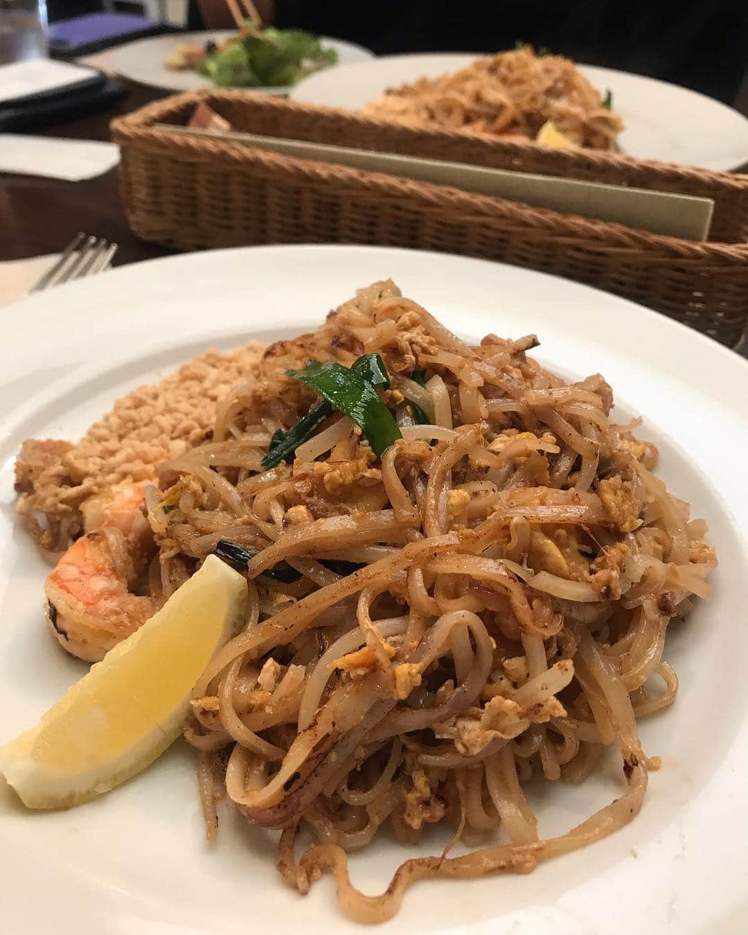 Sayaka.Mさんのインスタグラム写真 - (Sayaka.MInstagram)「. Yesterday’s lunch 🇹🇭 #Padthai Stir Fried Rice Noodle . . 昨日は #タイ料理 でランチ . ストーリーにあげましたが昨日はドンキホーテさんの商品開発が一区切りつき、記者会見でした。 . そのあと恵比寿に移動して、前からお会いしたかった、ゆみこさんにようやく会えた💓 話してもオーラがある方で本当に素敵🙌 . ランチは#パッタイ を食べました タイ料理久々 レモンかけるの美味しかったです🍋 お洒落なお店 . その後、あゆかさんに#恵比寿ガーデンプレイス のクックパッドをご案内していただきました。 色んな熱意を共有できて楽しかったなぁ💕 . #coci 03-3442-5151 #東京都 #渋谷区 東3-16-10  https://tabelog.com/tokyo/A1303/A130302/13023842/ . . @yumico_kageyama さん @bokubobko さん お忙しい中ありがとう御座いました🙌 . =============== 私の食べ歩きの記録は My record of eating out. 제 외식기록 ↓↓↓ #sayaka動画 =============== . #東京グルメ #東京ランチ #東京ランチ巡り #タイ料理大好き #東京食べ歩き #東京出張 #食べ歩き #tokyo🇯🇵 #パッタイランチ #女子会 #ランチ巡り #東京ランチ #ひるごはん #昼食 #昼ごはん #タイ #札幌ママ #ワンプレート #ワンプレートごはん #恵比寿 #恵比寿グルメ #恵比寿ランチ」4月19日 9時31分 - insta.sayaka