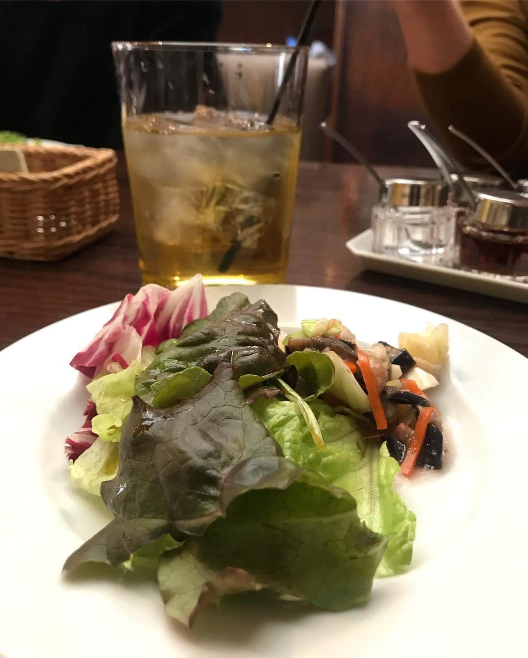 Sayaka.Mさんのインスタグラム写真 - (Sayaka.MInstagram)「. Yesterday’s lunch 🇹🇭 #Padthai Stir Fried Rice Noodle . . 昨日は #タイ料理 でランチ . ストーリーにあげましたが昨日はドンキホーテさんの商品開発が一区切りつき、記者会見でした。 . そのあと恵比寿に移動して、前からお会いしたかった、ゆみこさんにようやく会えた💓 話してもオーラがある方で本当に素敵🙌 . ランチは#パッタイ を食べました タイ料理久々 レモンかけるの美味しかったです🍋 お洒落なお店 . その後、あゆかさんに#恵比寿ガーデンプレイス のクックパッドをご案内していただきました。 色んな熱意を共有できて楽しかったなぁ💕 . #coci 03-3442-5151 #東京都 #渋谷区 東3-16-10  https://tabelog.com/tokyo/A1303/A130302/13023842/ . . @yumico_kageyama さん @bokubobko さん お忙しい中ありがとう御座いました🙌 . =============== 私の食べ歩きの記録は My record of eating out. 제 외식기록 ↓↓↓ #sayaka動画 =============== . #東京グルメ #東京ランチ #東京ランチ巡り #タイ料理大好き #東京食べ歩き #東京出張 #食べ歩き #tokyo🇯🇵 #パッタイランチ #女子会 #ランチ巡り #東京ランチ #ひるごはん #昼食 #昼ごはん #タイ #札幌ママ #ワンプレート #ワンプレートごはん #恵比寿 #恵比寿グルメ #恵比寿ランチ」4月19日 9時31分 - insta.sayaka