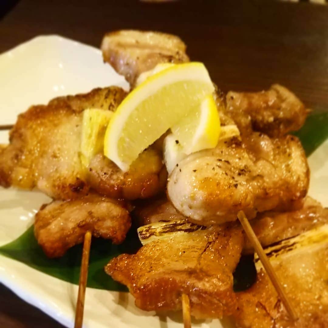 九州うまか 北浜店のインスタグラム：「茶美豚のねぎま串ですよ。  #九州うまか#九州うまか北浜店#北浜#淀屋橋#天満橋#京橋#肥後橋#堺筋本町#大阪#大阪グルメ#居酒屋#日本酒#焼酎#純米#泳ぎイカ#もつ鍋#九州料理#九州#博多#福岡#鹿児島#宮崎#佐賀#長崎#大分#熊本#肉#豚串」