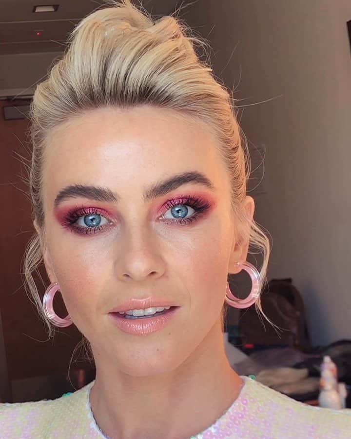 JO BAKERのインスタグラム：「J U L I A N N E • H O U G H 🇺🇸 Flaming flamingo feelings... on #juliannehough for @agt  Hair @florido  Makeup by me #jobakermakeupartist using @tomford」