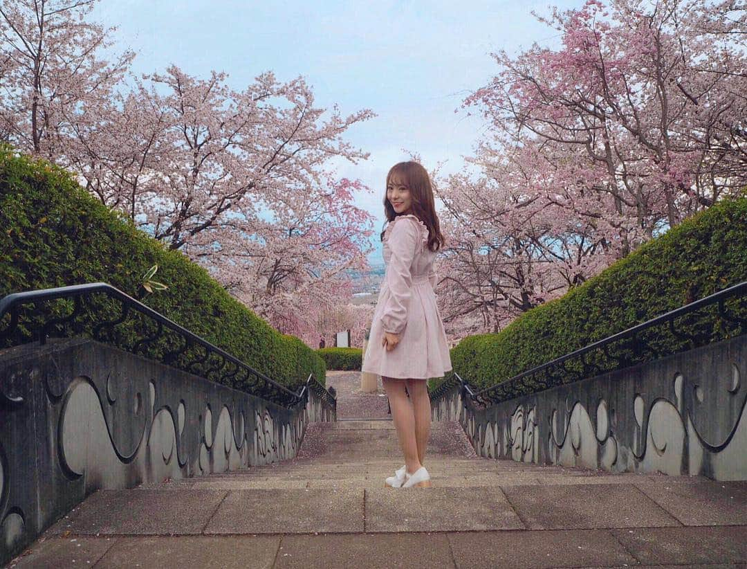 愛田杏奈さんのインスタグラム写真 - (愛田杏奈Instagram)「桜と私シリーズまだあるよん🌸笑 . やっとあったかくなってきたぁぁぁ . .  #桜 #お花見 #桜写真 #olmpus #camera #olmpus #cherryblossom #お花見コーデ #ブリブリコーデ #春ワンピ #ピンクワンピ #ピンク #girly #idol #149cm #ちびっこコーデ #fashion #code #likeforlikes #followme」4月19日 9時45分 - anna_osada