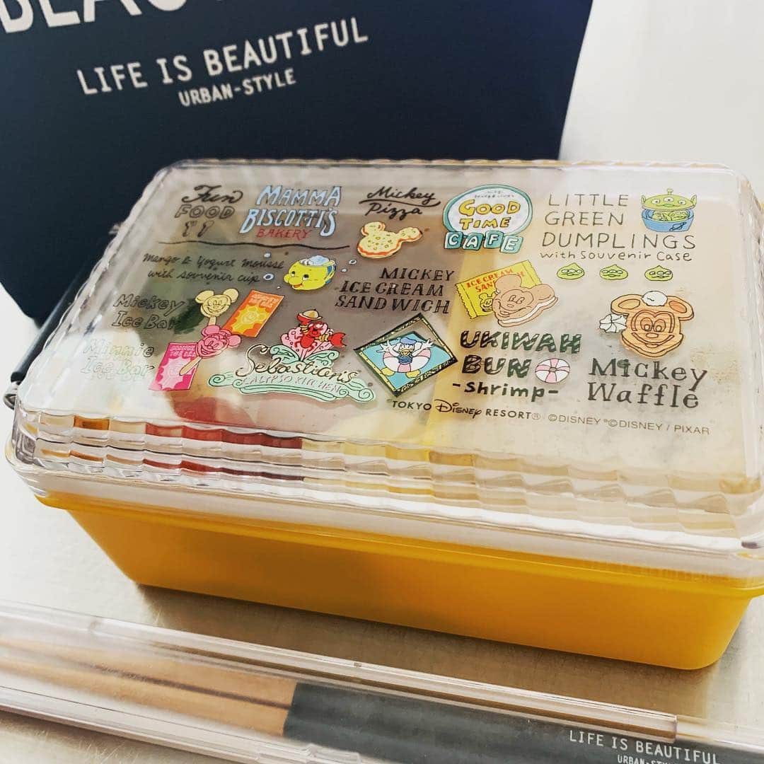 のインスタグラム：「今日の #お弁当箱 は #disney :)♪ …気がつけば、#弁当箱 が 家に6種類も…٩( ᐛ )و ＋スープジャー大小  昨日、着手し始めたフォーマット作成。 数式と闘って、頭フル回転。  作り込み始めると、 プログラミング、レイアウト… 次から次へと手を加えたくなり 止まらない…orz ↑眠れなくなるやつ  当分、没頭モード（´-`）.｡oO  #gm #bento #lunchbox #tokyo #japan」