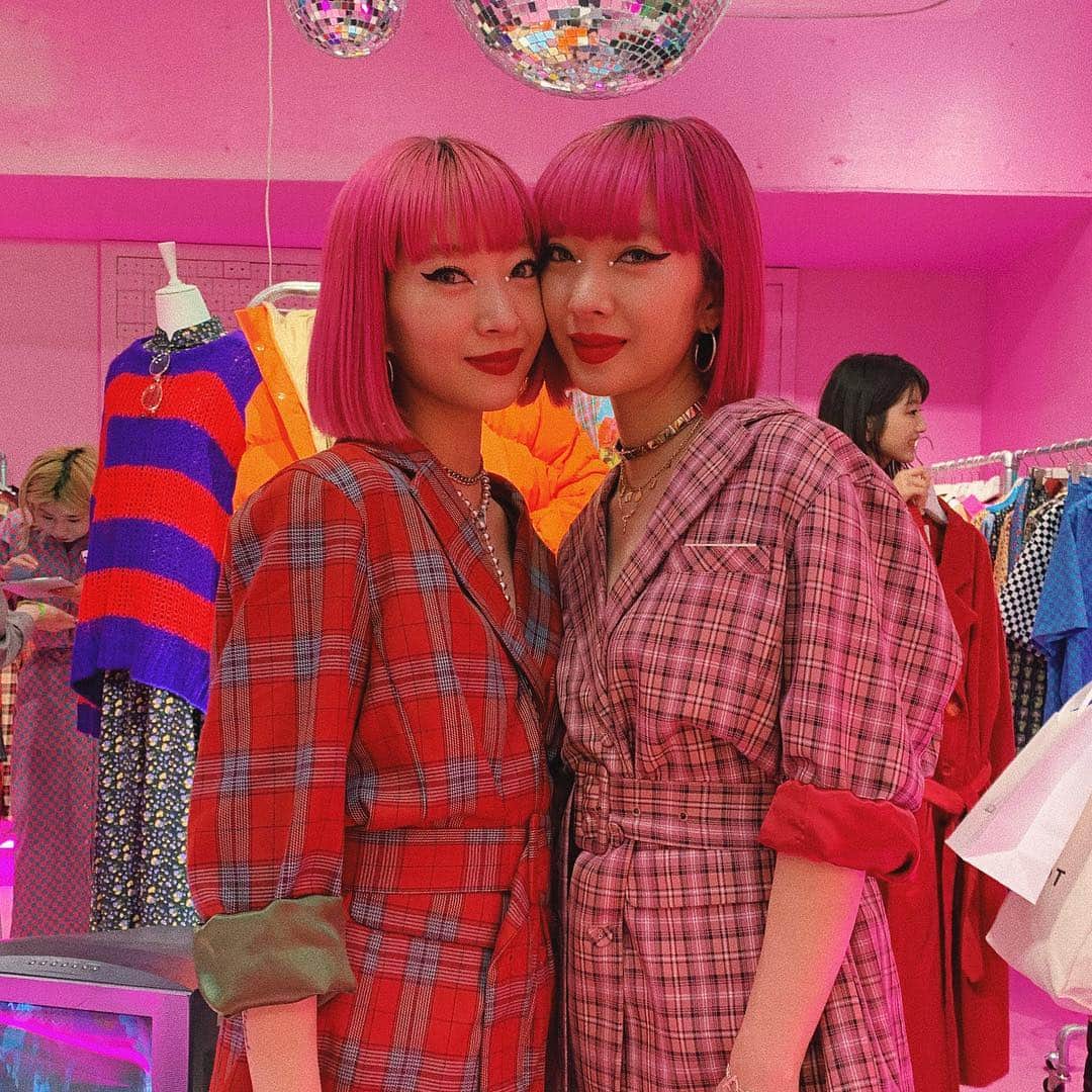 sayocoのインスタグラム：「昨日はMARK STYLERの展示会へ💘 ・ ドキドキしながら行ったら 美しくて、優しくて、大好きなAMIAYAさん😭💖 ・ fashionistaにも会えて嬉しかった〜〜💋 ・ ・ jouetieが一番ときめいた💘🌟 愛が止まりません。！！！ 沢山買ったから届くの楽しみ☺︎ ・ ・ #jouetie#amiaya#markstyler #2019awexhibition」