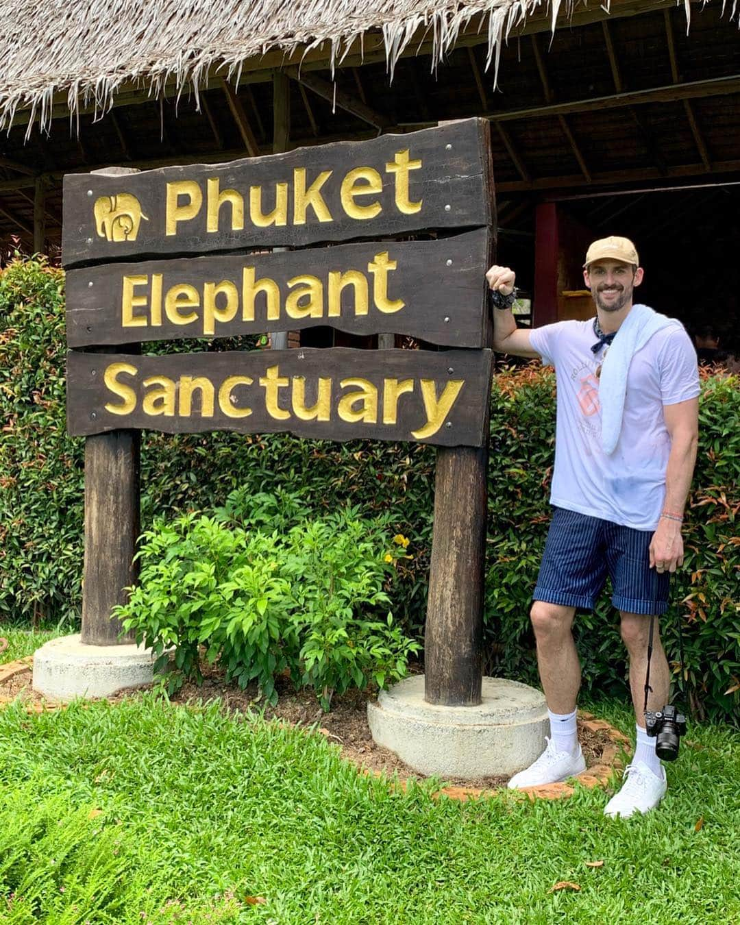 ケビン・ラブさんのインスタグラム写真 - (ケビン・ラブInstagram)「Yesterday morning at the @phuketelephantsanctuary. Got to be in the presence of these holy animals while they received therapy+treatment close to their natural habitat. 🐘🐘🐘」4月19日 9時38分 - kevinlove