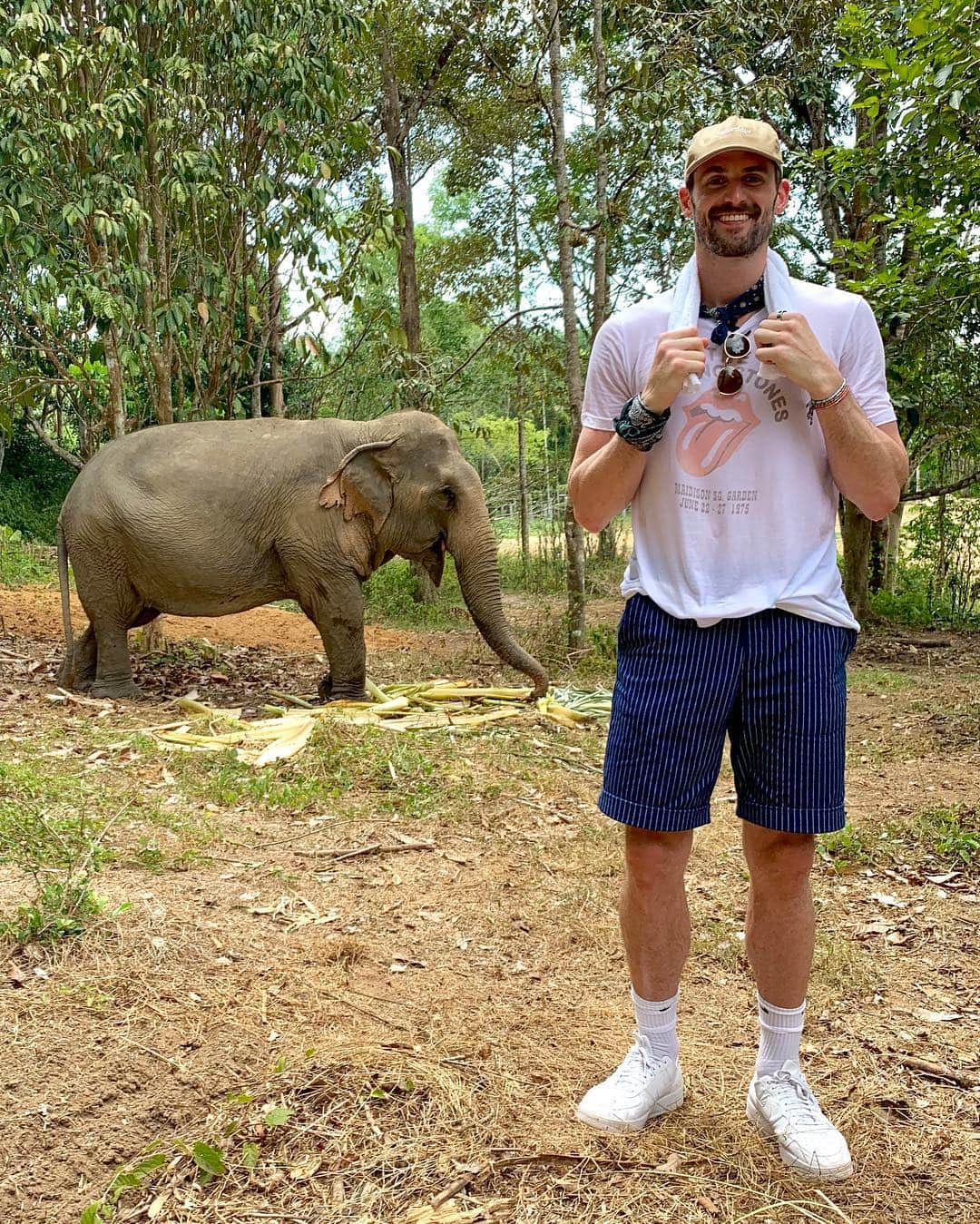 ケビン・ラブさんのインスタグラム写真 - (ケビン・ラブInstagram)「Yesterday morning at the @phuketelephantsanctuary. Got to be in the presence of these holy animals while they received therapy+treatment close to their natural habitat. 🐘🐘🐘」4月19日 9時38分 - kevinlove