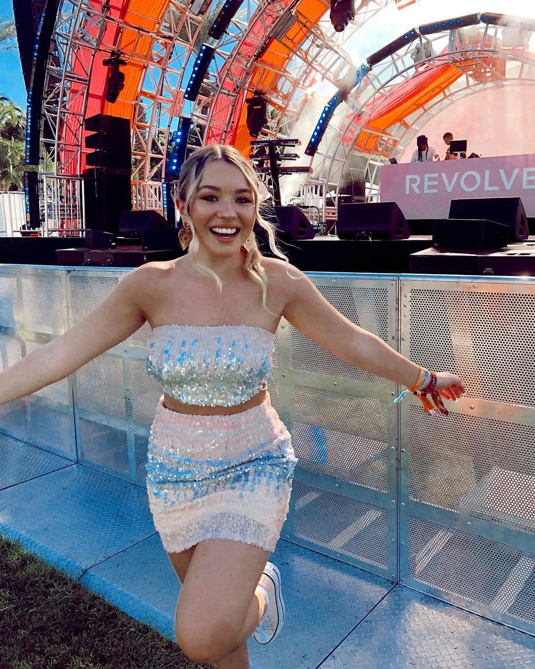 トーリ・ウェブスターのインスタグラム：「put one hand up 🙋🏼‍♀️ if you’re always the girl @ festivals waiting for the music to start!!!!」