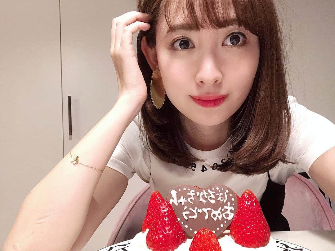 小嶋陽菜さんのインスタグラム写真 - (小嶋陽菜Instagram)「31歳になっちゃいました😳 今年は何をしようかなー？❤💋」4月19日 9時52分 - nyanchan22