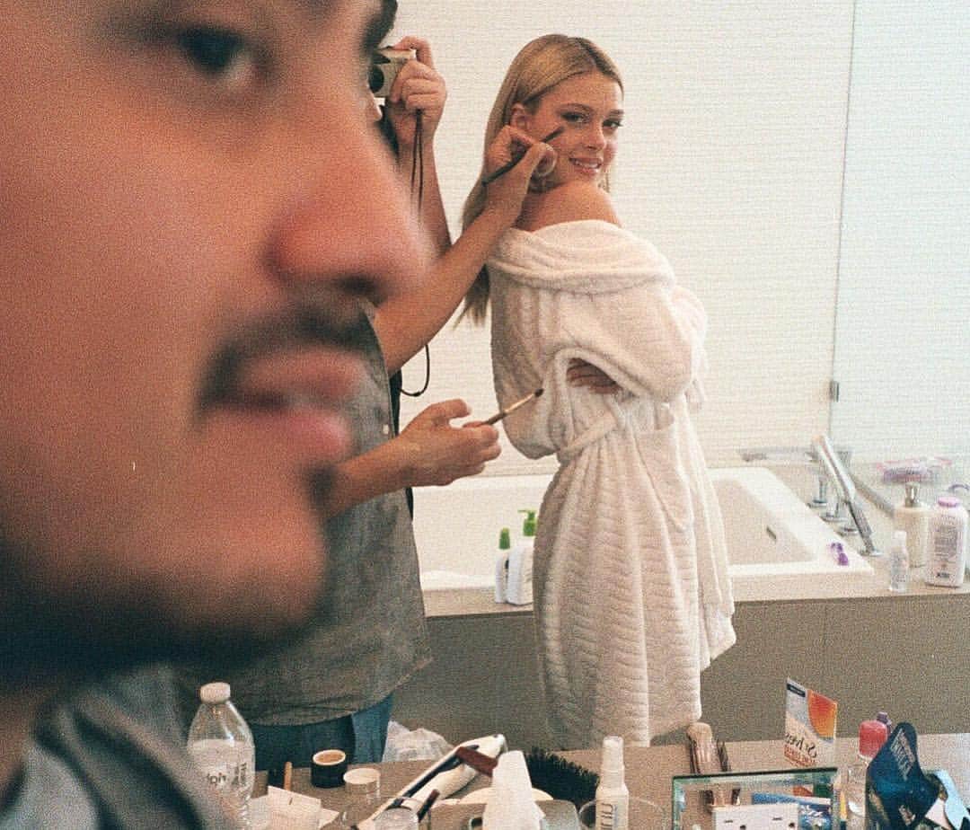 ニコラ・ペルツのインスタグラム：「the craziest shit happens in the girls bathroom💄💿🧴🧸💘🍔」