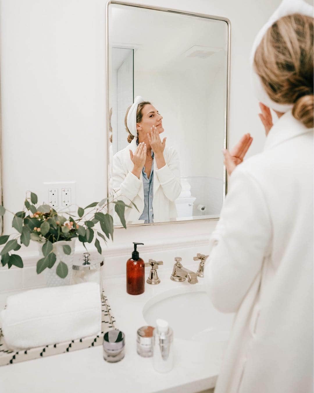 Anna Jane Wisniewskiさんのインスタグラム写真 - (Anna Jane WisniewskiInstagram)「Big fan of @elemis over here - ever since I tried their pro-collagen line early last year, it’s been a staple brand in my medicine cabinet. When they reached out about their new Ultra Smart Pro-Collagen line I was excited as it really targets deep lines (results within a month!). I’ve been applying religiously at night to my face and neck (it needs help) to soften some lines that have been popping out lately 😑 (PSA some of Elemis’ best sellers are also 20% off right now with code FF2019 - shop everything here 👉🏻 http://liketk.it/2Bg8j #liketkit @liketoknow.it #LTKsalealert #LTKbeauty #smarterskin #ad 📸 @ironandhoney」4月19日 9時49分 - seeannajane