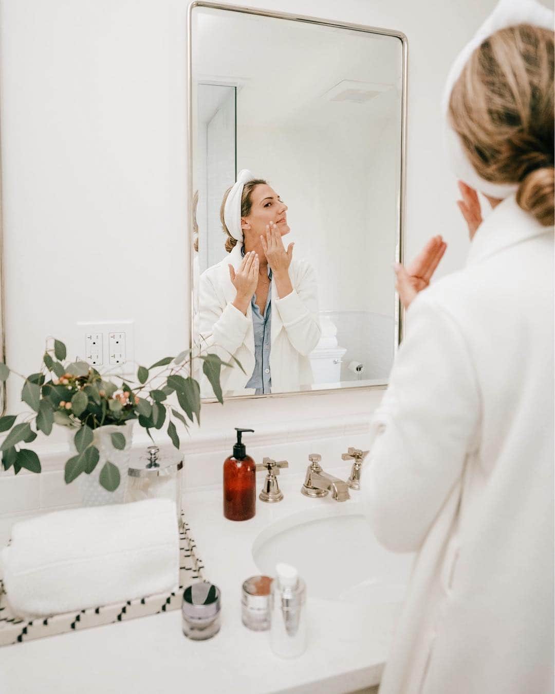 Anna Jane Wisniewskiのインスタグラム：「Big fan of @elemis over here - ever since I tried their pro-collagen line early last year, it’s been a staple brand in my medicine cabinet. When they reached out about their new Ultra Smart Pro-Collagen line I was excited as it really targets deep lines (results within a month!). I’ve been applying religiously at night to my face and neck (it needs help) to soften some lines that have been popping out lately 😑 (PSA some of Elemis’ best sellers are also 20% off right now with code FF2019 - shop everything here 👉🏻 http://liketk.it/2Bg8j #liketkit @liketoknow.it #LTKsalealert #LTKbeauty #smarterskin #ad 📸 @ironandhoney」