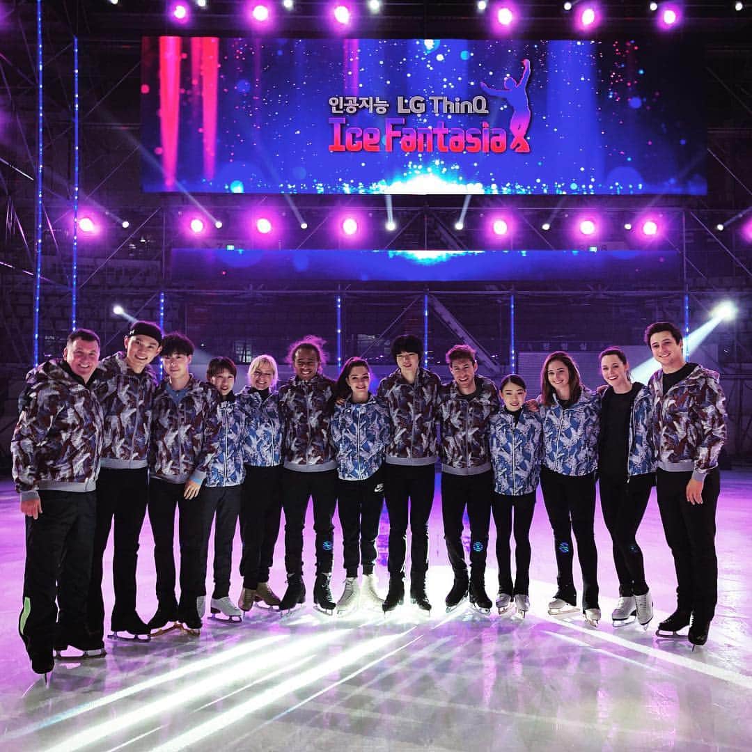 ジェイソン・ブラウンのインスタグラム：「Show day!! 🇰🇷✨ @icefantasia • 今日は韓国で最初のショーがあります！ワクワクしています！」