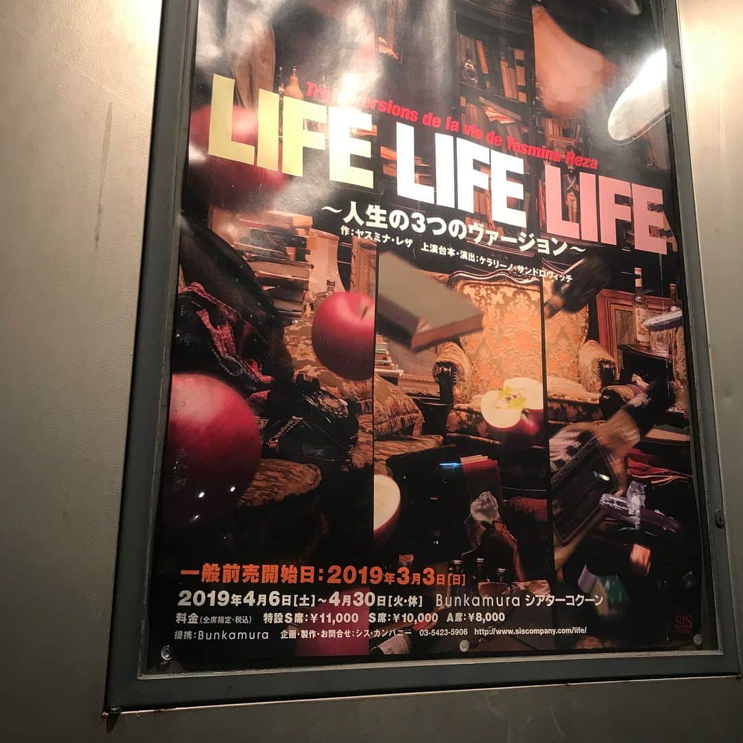 LEEさんのインスタグラム写真 - (LEEInstagram)「ともさかりえさんが出演する舞台、『LIFE LIFE LIFE 〜人生の3つのヴァージョン〜』 ・ Bunkamuraシアターコクーンで上演中の舞台『LIFE LIFE LIFE〜人生の3つのヴァージョン〜』を観に行きました。物語の枠組みが見えてくると、さらに高まる期待感。そして、それをはるかに飛び越えた面白さで繰り広げられる会話劇。夢見心地の時間があっという間に過ぎていきました！ りえさん演じるどのソニアにももう一度会いたい！ ・ 大竹しのぶさん、稲垣吾郎さん、ともさかりえさん、段田安則さんという圧巻のキャスト陣に魅せられた夜でした。 ・ 公演後、一緒に観劇した連載チームの、ライター磯部安伽さん、スタイリスト福田麻琴さんと、台詞を思い出しながら笑い転げながら帰路につきました。LEE5月号、ともさかりえさん連載もぜひご覧ください！（S子） ・ 『LIFE LIFE LIFE 〜人生の3つのヴァージョン〜』 2019年4月6日〜4月30日 東京・Bunkamuraシアターコクーン ・ #LIFELIFELIFE #人生の3つのヴァージョン #ともさかりえ さん #magazinelee #LEEweb #LEE5月号 #4ColorsBasic」4月19日 9時52分 - magazinelee