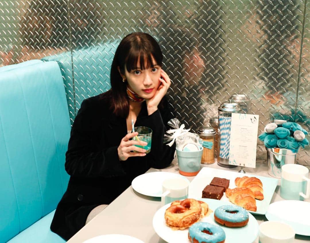 甲斐まりかさんのインスタグラム写真 - (甲斐まりかInstagram)「Breakfast at Tiffany’s💙 ティファニーブルーの世界観でお茶はいかが☕️ #TiffanyxCatStreet 📸 @dai.yamashiro」4月19日 9時52分 - mari_ka95