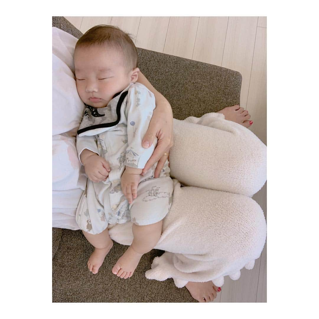 辻希美さんのインスタグラム写真 - (辻希美Instagram)「朝のご機嫌さん〜のグズグズして夢の中へ…😘💕💤 はぁ〜かわぇぇ❤️ #朝 #幸空 #4ヶ月 #ご機嫌さん #グズグズ からの #スヤスヤ#爆睡 #可愛い #大変だけど可愛い #小学生出発した後の幸空との時間 #平和 #癒し」4月19日 10時01分 - tsujinozomi_official