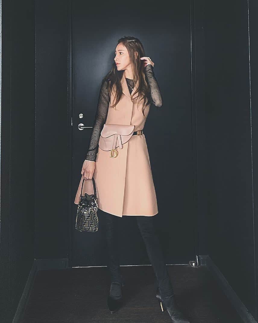 SEIRAさんのインスタグラム写真 - (SEIRAInstagram)「ootd🖤 tops＆gilet＆Waist Bag＆shoes @dior  Bag @fendi  pants @acnestudios  ㅤㅤㅤㅤㅤㅤㅤㅤㅤㅤㅤㅤㅤ #Dior#ジレコーデ #gilet#fashion#mama#mamafashion #style#fendi#ootd#Japanese#japan🇯🇵 #springfashion」4月19日 10時00分 - official.seira