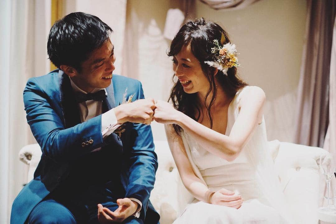 ヴィラデマリアージュ越谷レイクタウンweddingさんのインスタグラム写真 - (ヴィラデマリアージュ越谷レイクタウンweddingInstagram)「・ ・ 何やらやりきった様子のお2人☺️🌿 ・ ・ この自然な笑みをすかさずお写真に残します( *˙︶˙*)و ・ ・ #プレ花嫁 #卒花嫁 #卒花 #結婚式 #結婚式準備 #結婚準備 #ウェディング #wedding #weddingdress #花嫁  #絆 #感謝 #埼玉 #越谷レイクタウン #越谷 #ヴィラデマリアージュ #ミシュラン一つ星 #ヴィラマリ花嫁#式場探し #式場見学#写真好きな人と繋がりたい #ウェディングドレス #お呼ばれ#料理#カクテル#笑顔#親子#感動#繋ぐ#手」4月19日 10時10分 - villas_des_mariages_koshigaya