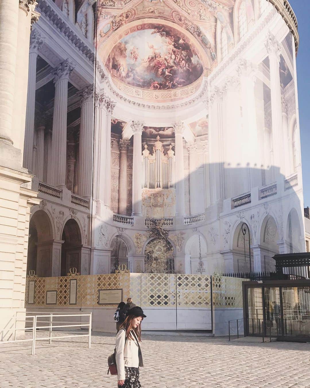 長谷部優のインスタグラム：「初めてのフランスに来ています🇫🇷 まずはヴェルサイユ宮殿からstart！！ 天上の絵や彫刻、細かい所まですべて美しい。。 個人的には2枚目の写真 マリーアントワネットが結婚式を挙げたという礼拝堂がとても気に入りました♡  また帰国したらゆっくり写真載せますね☺︎🏰 #ヴェルサイユ宮殿 #マリーアントワネット #フランス旅」