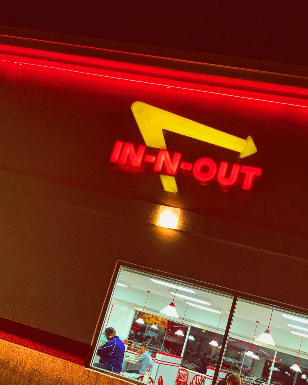 KENJI03さんのインスタグラム写真 - (KENJI03Instagram)「innoutのチーズバーガーうまいんだよなー。某Mにはないジャンク感。 昔北綾瀬の駅前にあったピーアークの中の喫茶店で売ってたチーズバーガーとほぼ同じ。 あれが今まで食ったチーズバーガーで最強説。  #innout #cheeseburgers  #チーズバーガー #腹減った #ペコペコ #北綾瀬 #足立区 #0番線 #何でも #初めて食った時が最強説 #初めてがマックじゃない #逆にレア #パチンコ屋のチーズバーガー #そう北綾瀬にはなかった #バーガー屋が」4月19日 10時09分 - hiyunk_backon