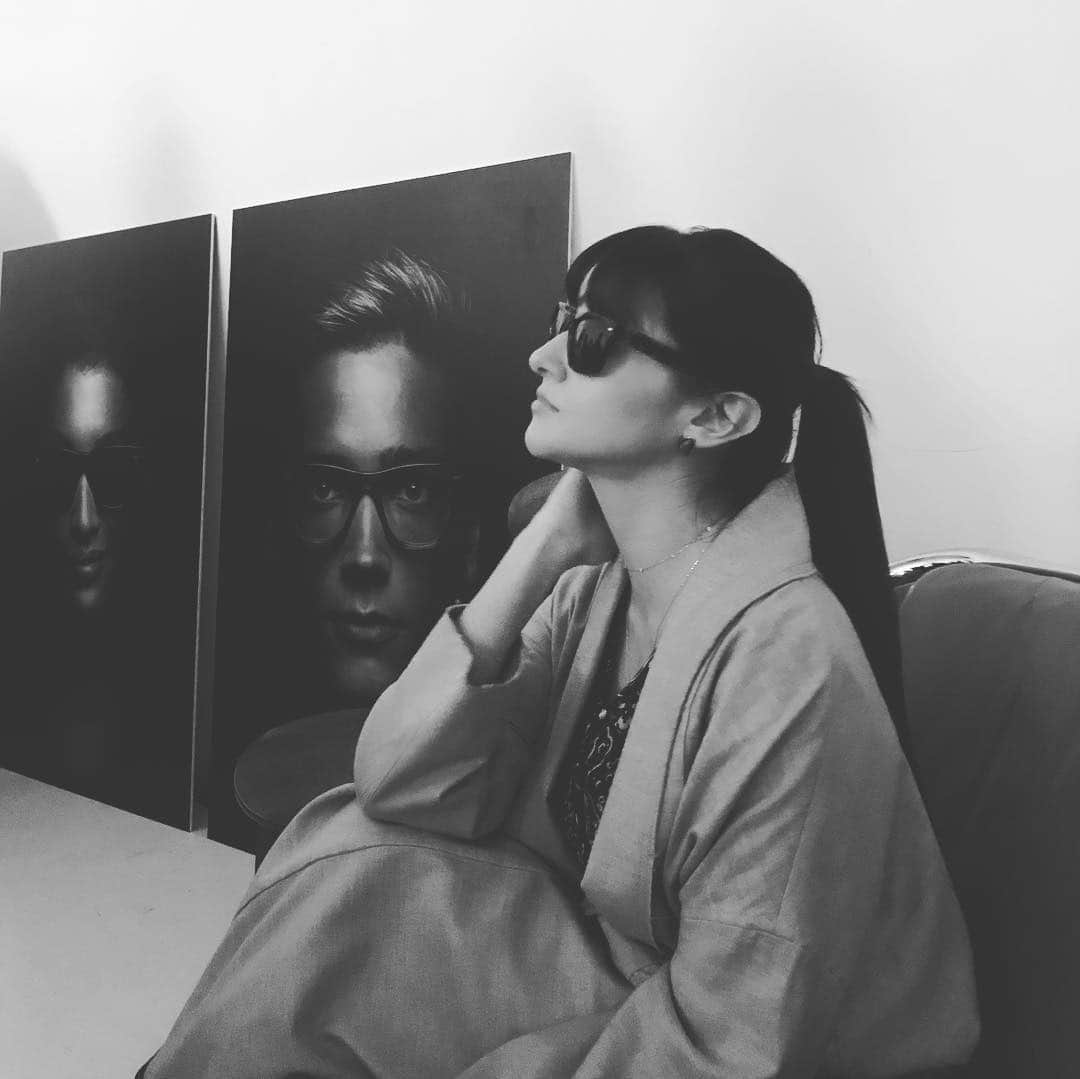 橋本麗香のインスタグラム：「🖤🕶🖤 @oliverpeoples」