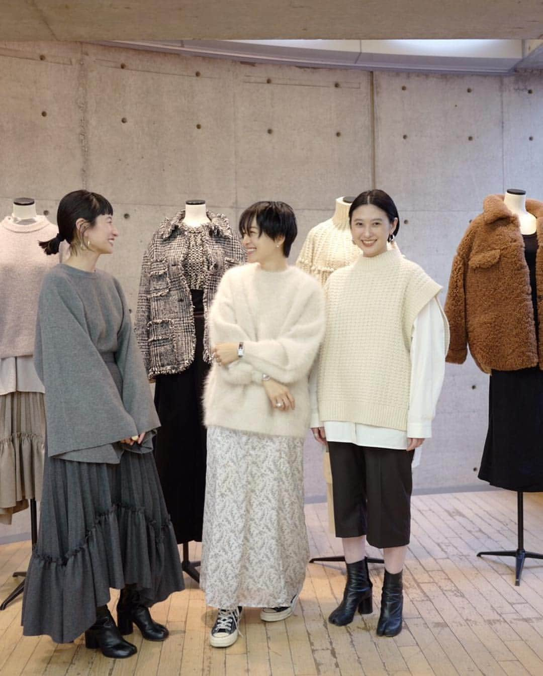 高山都さんのインスタグラム写真 - (高山都Instagram)「昨日は @clane_official の展示会へ。 ツイードのジャケットとか(Ｔシャツとデニム合わせて着たい！)ワンピースとかチェックのコートとか…♡ 夏もまだまだだけど、次の寒い時期を思ってオーダーしました。 美しくって楽しい松本姉妹に挟まれたのも嬉し♡ #clane #exhibition #2019aw」4月19日 10時13分 - miyare38