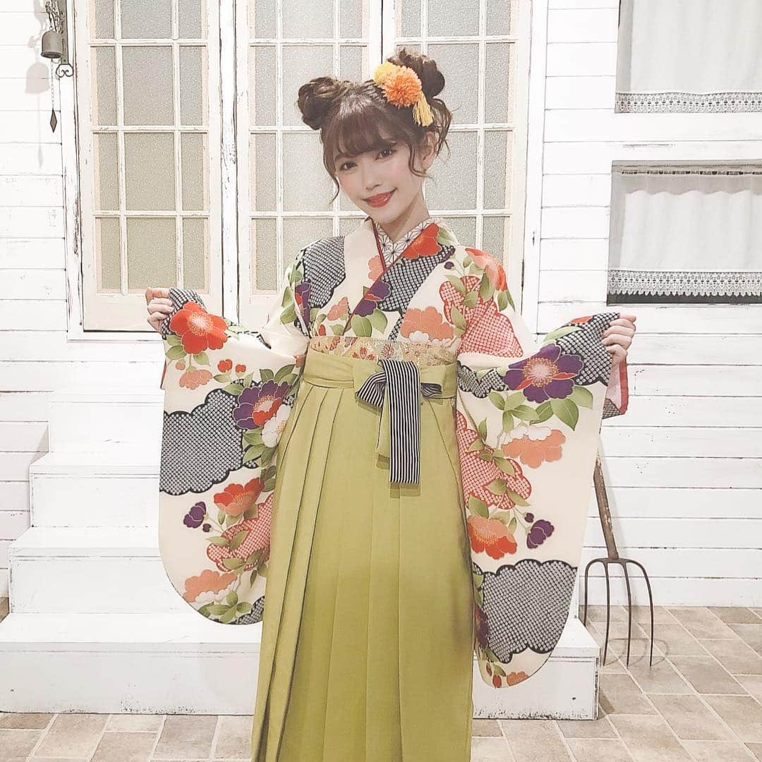 MICさんのインスタグラム写真 - (MICInstagram)「👘👘👘 . . . 先日の袴の撮影🎞 . 耳生えたʕʘ̅͜ʘ̅ʔ . . .  #옷스타그램 #멋스타그램 #ファッション #ヘアアレンジ #サロンモデル #ヘアセット #洛丽塔 #今日の服 #拍照 #着物 #着物女子 #コーデ #和装 #令和 #袴 #袴ヘア #着物ヘア #卒業式  #プルエクステ #おだんごヘア #おだんご #팔로우 #소통 #셀카 #셀피 #셀스타그램 #얼스타그램  #오오티디 #촬영 #메이크업」4月19日 10時14分 - micmofmof