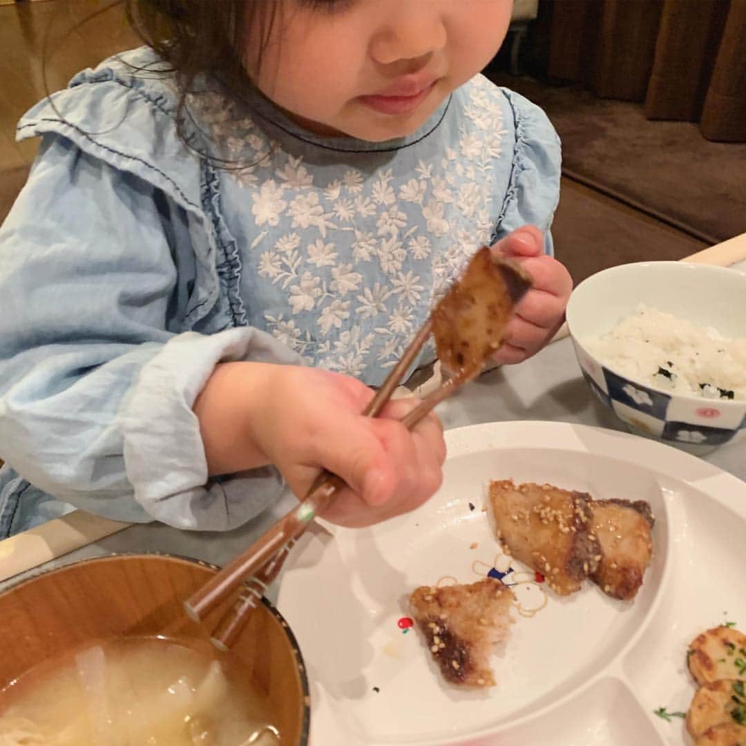 井上和香さんのインスタグラム写真 - (井上和香Instagram)「少し前から娘のお箸を新しいものにしました！ 今まではエジソンのくっついてるお箸だったんですが、保育園でも普通の木のお箸を使って食べてるという事なので、家でも同じようなものにしてみました🥢 正しく持つ場所が分かりやすいお箸なんですが…まだまだちゃんとはできないようです😅 でも、娘も木のお箸が嬉しいようで、意欲的にごはんを食べてくれるようになりました✨ それだけでも変えてよかったなと思ってます！ この日はブリの照り焼きだったんですが、ちゃんとお箸を使って食べてました😊  正しい持ち方を教えてはいるんですが、なかなか難しそうです。 今はちゃんと持てるよりも、ごはんをしっかり食べて欲しい、持ち方は間違っててもお箸で物が掴めた喜びを大事にしたいなと思ってるんですが、いつまでに正しいお箸の持ち方を教えればいいんでしょうか？  間違った持ち方を覚えてもらいたくもないけど、正しい持ち方にこだわって食べるのがつまらなくなるのも嫌だし…  悩みどころです😣😣😣 . #おはよう #お箸 #お箸の持ち方」4月19日 10時14分 - inoue_waka