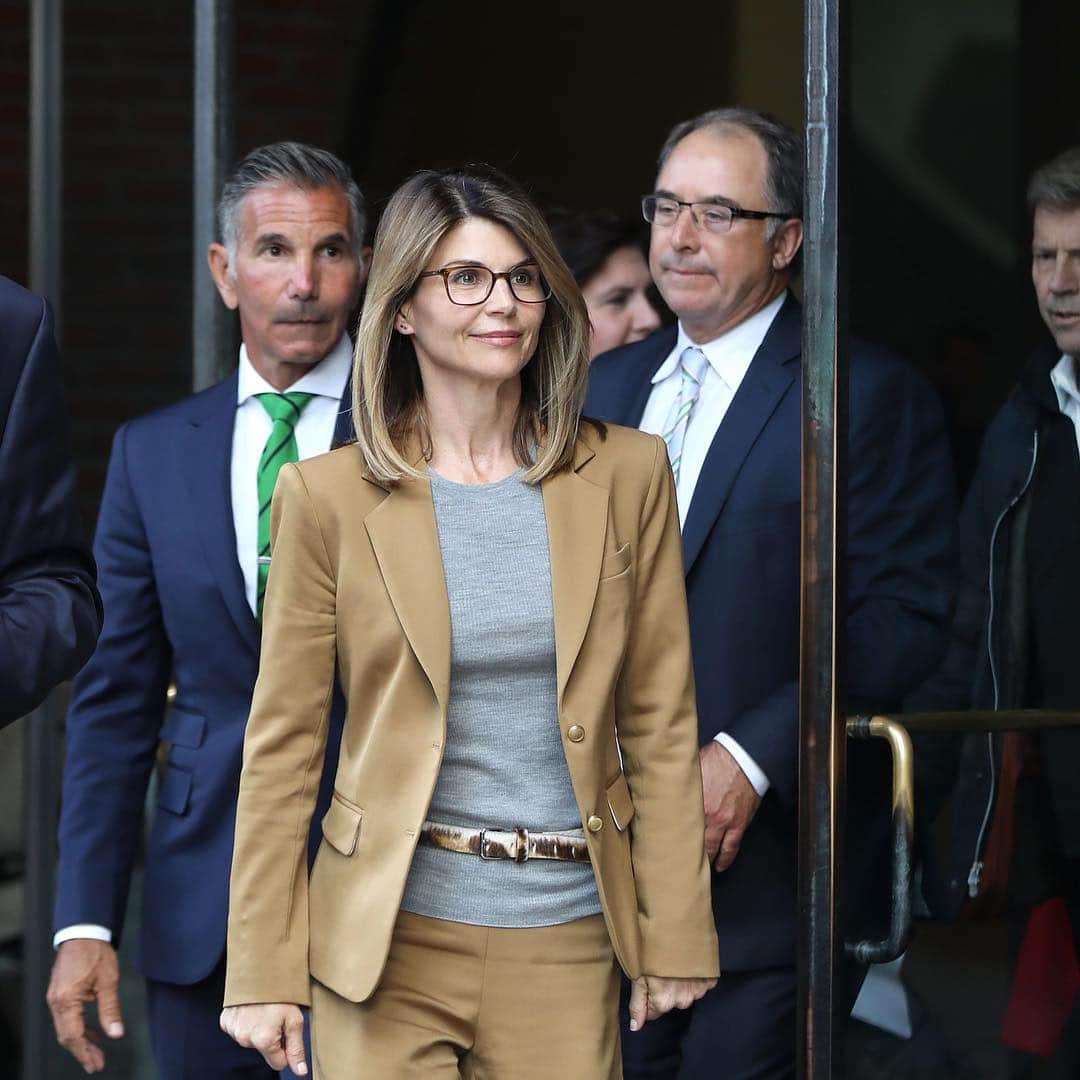 E! Onlineさんのインスタグラム写真 - (E! OnlineInstagram)「Lori Loughlin was in complete denial and adamant that she wouldn't do any jail time, and now "the whole situation has gone from a big mess to catastrophic." Link in bio for why she's still not backing down. (📷: Getty Images)」4月19日 10時16分 - enews