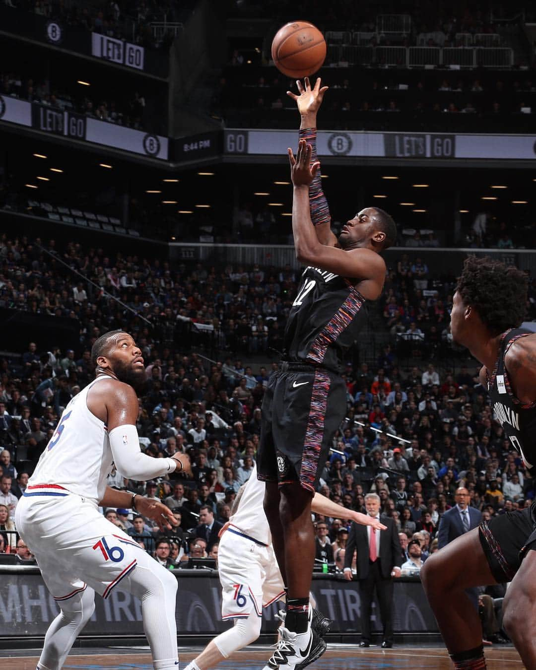 Brooklyn Netsさんのインスタグラム写真 - (Brooklyn NetsInstagram)「WHAT A QUARTER 1️⃣9️⃣ points in the 2nd for @carislevert 🔥🔥🔥」4月19日 10時17分 - brooklynnets