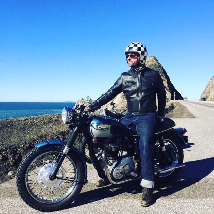 のインスタグラム：「@hubersheroes Wearing a Vanson Comet 💫 Pacific Hwy CA on a 1968 Bonneville #cometjacket #vansonleathers #instacool #happycustomer #vansonstar #fashionmen #tbt #otd #cool」