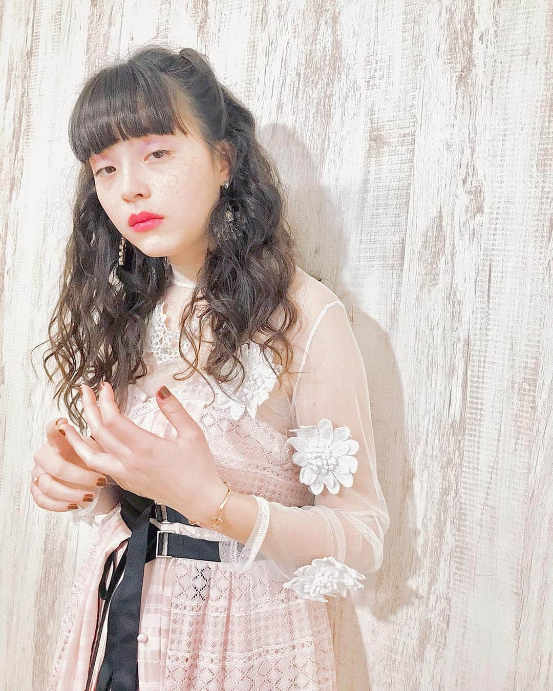 東佳苗さんのインスタグラム写真 - (東佳苗Instagram)「out of  fashion主演、モトちゃん🥰 21世紀の女の子 舞台挨拶の時の🌸 @rurumu.official のプリーツワンピとプリーツスカート重ねて🌸スタイリングしました🌸メイク似合ってた🥰💎 大天使ことモトーラなので、どこから撮っても捨てカットがないです…😂🙏🏻👼🏼🙏🏻👼🏼🙏🏻 全部良いのだが杏奈ちゃんとのカットのジト目モトーラがたまらん…  #21世紀の女の子 #モトーラ世理奈 #outoffashion #rurumu」4月19日 10時36分 - usagi_kanae