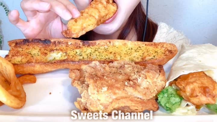 のインスタグラム：「✨ KFCのパリパリ旨塩チキン、南蛮タルタルツイスター、カーネリングポテト、カーネルクリスピー食べてみた咀嚼音ASMR動画です✨✨ 全編はYouTubeの 「スイーツちゃんねる」 プロフィールのリンクからぜひご覧ください☺️ ＊＊＊＊＊＊＊＊＊＊＊＊＊＊ Please subscribe 【YouTube】 Sweets Channel Anmitsu ＊＊＊＊＊＊＊＊＊＊＊＊＊＊ #mukbang #mukbangvideo #eatingshow #mukbangasmr #mukbangeatingshow #asmrvideo #asmrvideos #asmrfood #asmr #asmreating #asmrsounds #asmrmukbang #mukbangasmr #asmreatingsound #eatingvideo #eatingsound #eatingsounds #eating  #chicken #KFC #Friedchicken #yummy #音フェチ動画 #音フェチ  #咀嚼音 #ザクザク #サクサク #SweetsChannel #SweetsChannelAnmitsu #スイーツちゃんねる #あんみつASMR」