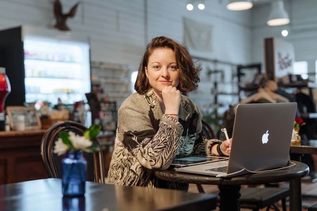 Dribbbleさんのインスタグラム写真 - (DribbbleInstagram)「Designer @carrasykes is fully embracing flexibility when it comes to where she works. Get inspired by Carra's can-do attitude as she shares her favorite make-shift workspaces and the positives of having a temporary, inconsistent routine!  Fully story at dribbble.com/stories (link in bio!) ⠀ ⠀ #dribbble #workspace #freelancing #freelancedesigner #designlife」4月19日 10時30分 - dribbble