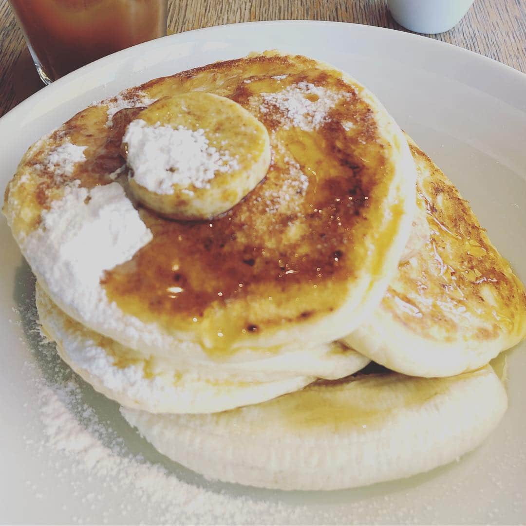 ひうらさとるのインスタグラム：「昨日は久々にbills行って打ち合わせもみっちりと。海が見えるテラスってリゾート気分になりますよねー。 ホタルBABY、夏に3巻出るよー！ #ホタルノヒカリBABY」