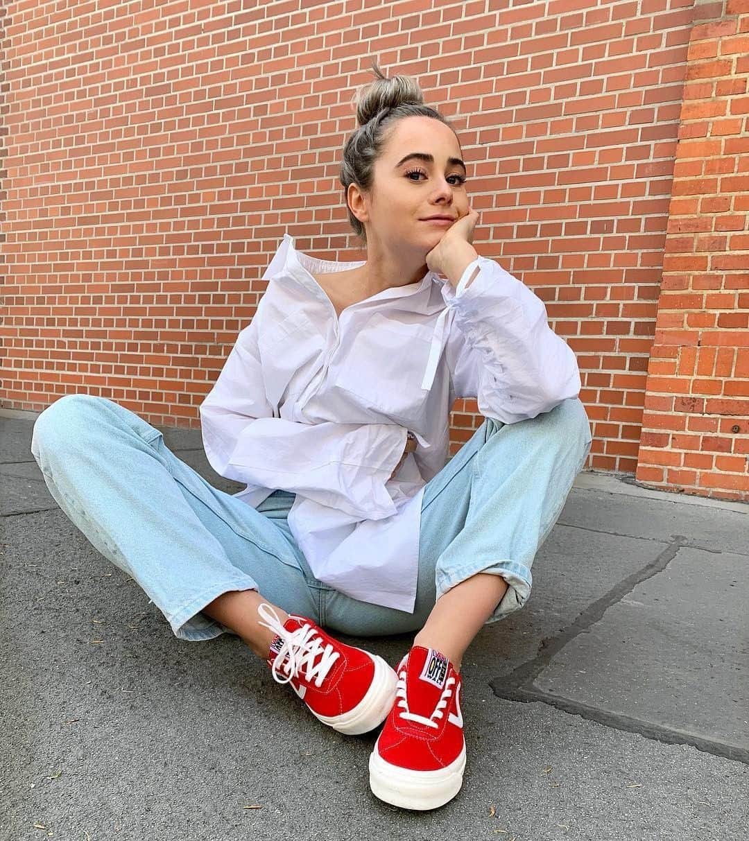 ASOSさんのインスタグラム写真 - (ASOSInstagram)「Aaaaaand relax 😌 📸 @asos_jana 🔎 Vans Anaheim 73 sneakers (1428448) 🗣 Image description: Jana wearing the Vans Anaheim 73 sneakers」4月19日 21時33分 - asos