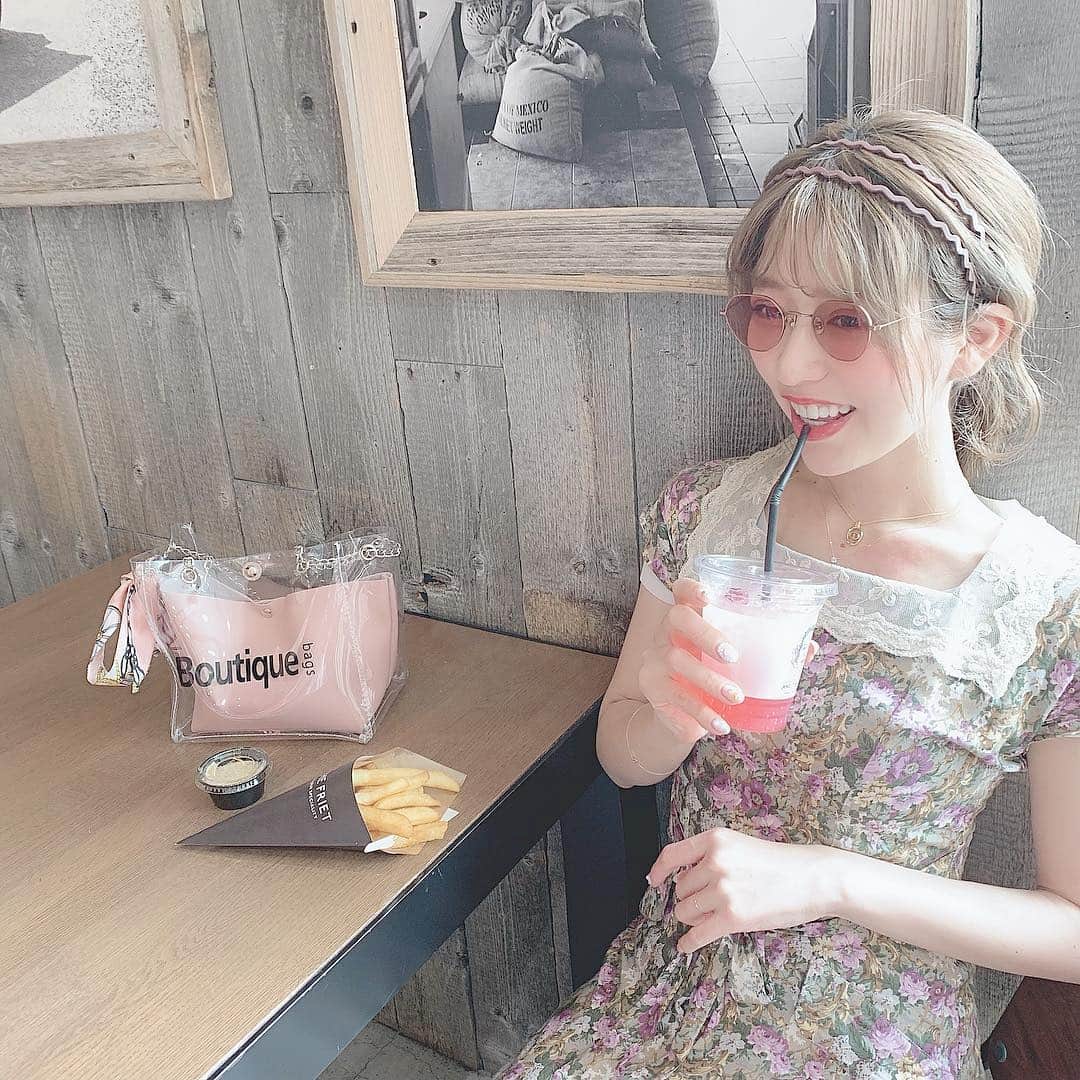 のインスタグラム：「🕶⠀ ⠀ 今日もラフォーレに会いにきてくださった方✨ ありがとうございました❤︎ 休憩中にポテト美味しくて笑ってる顔。笑⠀ ⠀ 最近日差し強くなってきたからJINSの メガネとカラーレンズで好きな組み合わせでできる オリジナルサングラス作った❤︎⠀ ⠀ rim of jins限定のカラーレンズが バリエーション豊富で、今の気分の ブラウンで濃いめだけど透け感もカラー選んだ❤︎⠀ ⠀ #rimofjins#サングラス#カラーレンズ#jins#pr#milleacode#도쿄카페#도쿄여행」