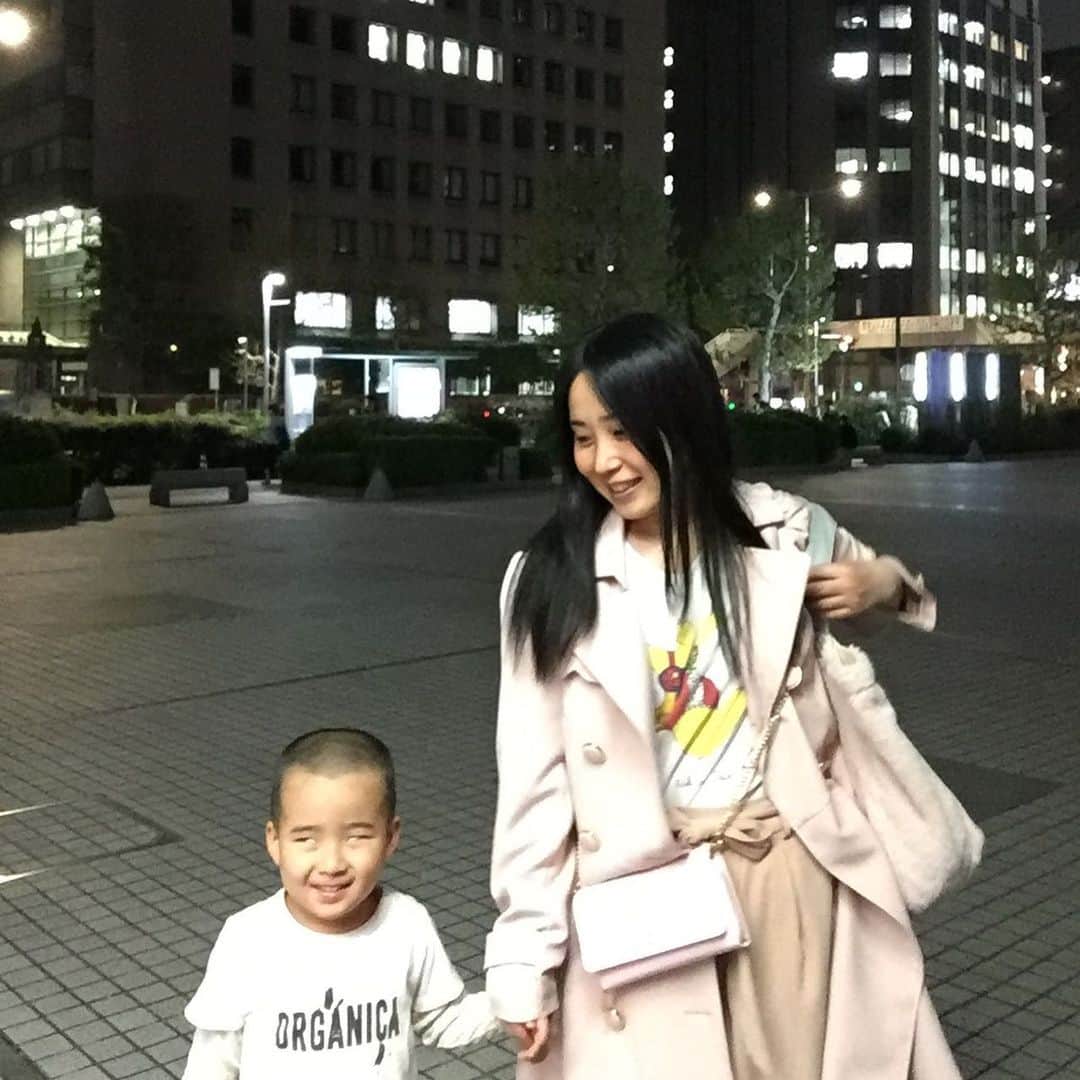 鈴木夏未さんのインスタグラム写真 - (鈴木夏未Instagram)「今日の高木さん  は  3枚目の写真に登場してくれています ・ ・ ・ 地元、中央区日本橋中洲町会の 青年部部長、高木亮さんが 中央区区議会議員選挙に出馬されて ・ 主人が応援しているので 私も応援に参加したいと言ったら主人に嫌がられました ・ ・ 主人的な理由は妻の私がキャラ濃くてお節介！ あーだこーだ言ってきたり、 しゃしゃり出そうだし、うるさそうだから 嫌だってー！！ ・ ・ 何それー！？ショックです！！ ・ 立ち直れないかと思ったけれど、立ち直れて ・ ・ 今日は息子の幼稚園お迎え前まで 幼稚園横の公園で活動されて頂きました ・ ・ 幼稚園のお母さん方が顔見知りということもあり、 チラシを受け取ってくださり ・ ・ 高木さんのお話を聞いてくださったり ・ 暑い中お疲れ様ですと 温かい言葉をくださったりと本当に嬉しかったです ・ ありがとうございました ・ ・ 高木亮さんのタスキに書いてある 「よそ者」でつくろう、新しい中央区 ・ とは、高木さん自身が鹿児島県出身の現在日本橋中洲在住 中洲町会の青年部部長を務めていらっしゃる為 ・ 出身は鹿児島県というところをよそ者と表現しています ・ ・ 都内は出身地と現在の在住先が違う方も多く うちの主人も神奈川県出身ですが ・ 町会の活動を通じて地域の皆様と知り合いになれたり イベントを手伝うことで行事を身近に感じられて嬉しいです ・ ・ 今日も中洲町会の先輩方や、 高木さんに沢山お世話になりました ・ ありがとうございます！ ・ ・ 幼稚園そばの公園で活動前に、一緒に写真を撮るとき 高木さんは遠近法で後ろに下がりたいとのことでした ・ 高木さん、主人、選挙活動お疲れ様です ・ 公園のお母さま方、ありがとうございます ・ ・ ・ 息子の幼稚園のお迎えのあとは電車に乗って 私の職場モーハウス青山ショップへ ・ 私と息子のふたりで、子連れ出勤しました ・ ・ モーハウスの新作ショーツを早速購入予約！ ・ ・ モーブラクロスショーツCARE（ケア） ・ ・ 子宮をまんまるに♡  めぐりを促すショーツです ・ ・ 私の子宮の形はどうなっていることやら 切迫早産からの帝王切開を経験しています ・ ・ 子宮をまんまるにすることが安産の近道で 妊娠中の子どもの発育にも良いと ケアショーツ監修の吉川元子先生から教わりました ・ ・ 吉川先生は私を見て速攻冷え性を見抜いた方 ・ ・ 25000人の安産指導をした 助産師吉川元子先生監修のもと完成したショーツは ・ 素材は肌ざわりが良くて、 ショーツの位置にもこだわっています ・ ・ ココをしめつけちゃダメよっ！って部分を 見事しめつけないでリラックスさせる 一般的なショーツの位置と一部違うところが魅力です ・ ・ ・ ケアショーツにプラスして、 子宮まんまる計画にはぞうきんがけ！ ・ 真剣にやったらキツいから、私は全然やっていません ・ しゃがむ機会が減った現代人には しゃがむ姿勢での、ぞうきんがけ←がいいそうです♡ ・ 吉川元子先生流のぞうきんがけは 運動になるレベルのぞうきんがけ ・ 少しやっただけで汗かきレベルのぞうきんがけでした ・ 自分のため、子宮のため まずは簡単に継続できる下着から始めます ・ ・ ・ モーハウスブラとショーツの色をあわせて、 上下お揃いにしてもかわいいなぁと思いました ・ ・ モーハウスブラもケアショーツも 妊娠中の方から産後の方まで、どの世代も着用OKです ・ ・ モーハウスブラは、しめつけが無く授乳しやすいので、 母乳育児前の妊娠中から私は愛用していました ・ ・ つわりでブラのしめつけが苦しい方や ワイヤー入りブラがキツく感じる方は特におススメです♡ ・ ・ 私は産後5年以上経った今でも モーハウスブラが楽で愛用しています ・ ・ ブラだけでなく、ショーツもしめつけない方がいい 身体にストレスがかからないめぐりを良くする下着好きです ・ ・ ・ 25000人もの安産指導をして 子宮をまんまるにするといいことを教えてくれた モーブラクロスショーツCARE（ケア）監修 助産師吉川元子先生のお話が聞けるイベントが モーハウス青山ショップで4/23と4/26にあります ・ ・ 詳しくはモーハウス青山ショップブログをご覧ください ・ ・ 子連れ出勤は、行きの電車の中で息子は寝たふりしたり 帰りに寄り道して、国連大学付近でたわむれてきました ・ ・ 金曜日の子連れ出勤は、翌日幼稚園が休みで 息子も私ものんびりと行動ができます💕 ・ ・ ・ #子連れ出勤  #モーハウス青山ショップ #モーハウスブラ  #モーブラクロスショーツCARE（ケア） #安産指導 #吉川元子先生 #吉川元子先生監修  #しめつけのない生活はサイコー  #区議会議員候補  #区議会議員選挙  #高木さん #高木亮さん #主人と私 #応援隊  #中央区区議会議員選挙 #中央区日本橋中洲 #中洲町会  #青年部部長 #幼稚園ママ #ママコーデ #母乳育児 #ぽっちゃり女子 #鈴木夏未」4月19日 21時29分 - natyumisuzuki