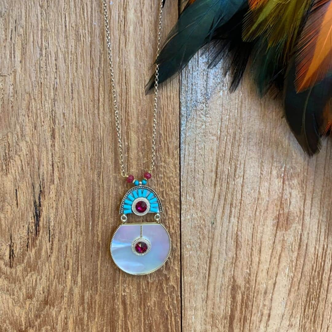 サテリットさんのインスタグラム写真 - (サテリットInstagram)「Paré de jade teinté rouge, d'hématite dorée et de turquoise ce collier promet un look élégant.⠀⠀⠀⠀⠀⠀⠀⠀⠀ ⠀⠀⠀⠀⠀⠀⠀⠀⠀ #satelliteparis#bijoux#gioielli#jewelry#love#photooftheday#beautiful#fashion#collier#necklace#cadeaufemme#bijouxfantaisie#style#bijou#ideecadeau#sirine#nouvellecollection#luckyyou」4月19日 21時30分 - satelliteparis