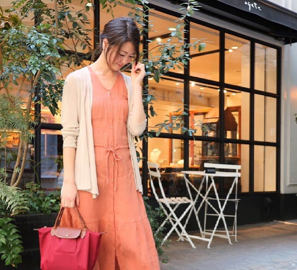 花田浩菜のインスタグラム：「今週、41度まで出た息子の高熱💦 4日目には解熱し、うっすら発疹が出てきたのでやはり#突発性発疹 でした🙌 熱下がって元気にご飯も食べて遊んで喋って！ぐったりしていた時とは別人に👶良かったー😭💕 . . 写真は少し前のコーデ👗 早くこのノースリワンピ、さらっと一枚で着たいなあ〜✨ 熱が出る少し前にはかなり久々にGigiへ行き、 @yamaguchimasahiro さんにカラーカットしていただきトーンダウン😊ツヤツヤヘアにしていただき今月は気分も上々💕このカラーとてもお気に入り！いつもありがとうございます✨（スワイプ🔜） 暖かい日が続いているけれど👶が外出れなくて可愛そうなので早く治してお外で遊ばせてあげたい今日この頃🙌 . . 👗この日のコーデ👗 . . #onepiece .#titivate （ @titivatejp ） #cardigan .#nobrand  #bag .#longchamp （ @longchamp ） . . #ママコーデ #コーデ #コーディネート #ママ美容 #育児日記  #成長記録 #ママライフ #code #coordinate #ootd  #titivate #titivatestyle #l4l #happy #happydays」