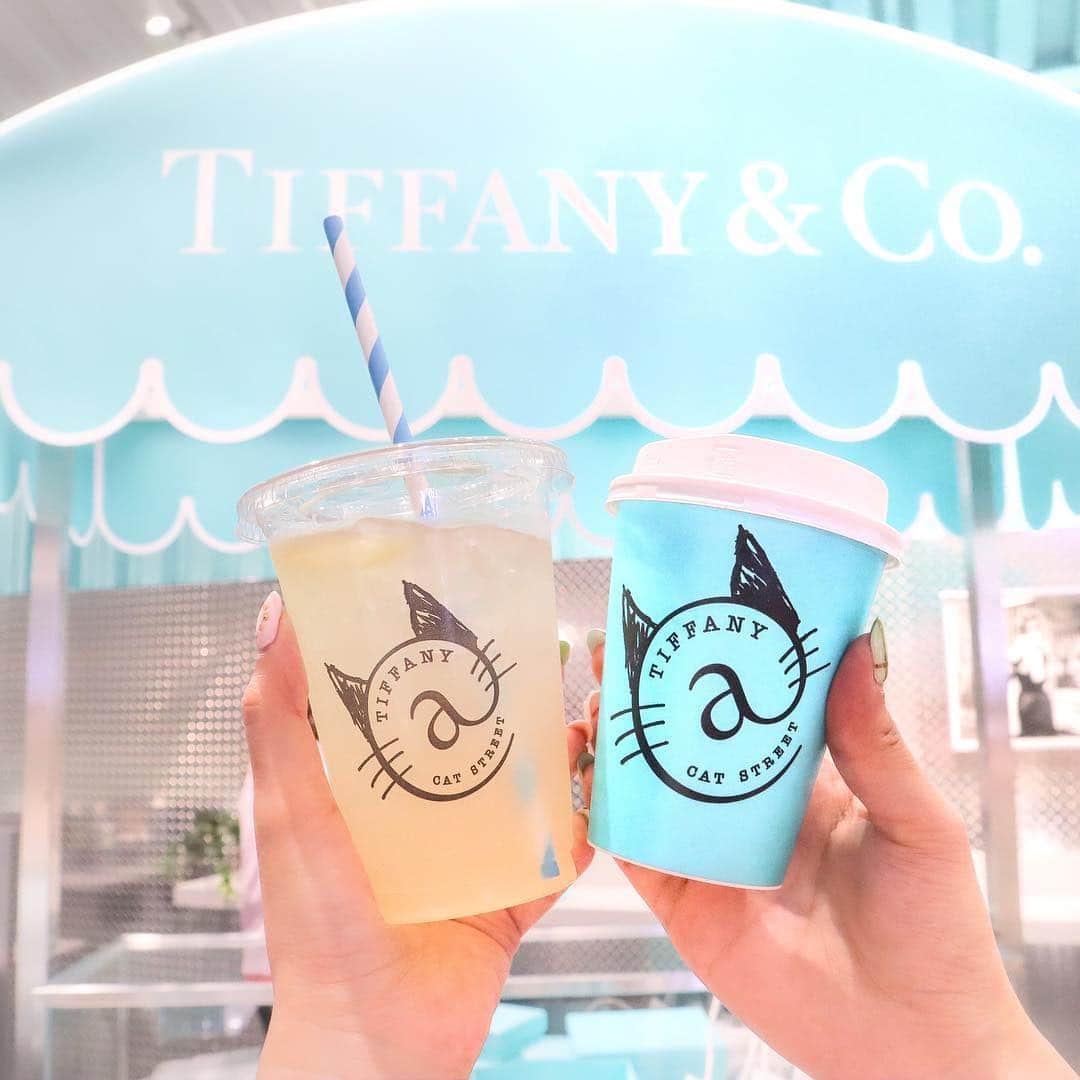 tomomi ❤︎ よしはしともみ ❤︎さんのインスタグラム写真 - (tomomi ❤︎ よしはしともみ ❤︎Instagram)「. . @tiffanyandco のコンセプトショップ 💍 TIFFANY @ CATSTREET 💍が 原宿に今日からオープン💎 . しかもなんと日本初のティファニーカフェ "Tiffany Blue Box Cafe" ができたの🧚🏻‍♀️💗 可愛すぎるティファニーブルーの 世界観が少しカジュアルになった感じっ🥣💭 . きちんとしたカフェは予約でいっぱいで入れなくて😭 テイクアウトだったら当日並んで買えたよ💍 ただ整理券システムで 12時くらいに行って17時のご案内だったから 時間に余裕をもっていくことをおススメするっ🥺🍴 . あと1番推してたクロワッサン🥐は すぐに売り切れてた模様💦 . 店内フォトスポットいっぱいあって可愛かった〜🦋 . #tiffany #tiffanyandco #tiffanyblue #tiffanycatstreet #tiffanyblueboxcafe #cafe #tokyocafe #omotesandocafe #harajukucafe #shibuyacafe #ティファニー #ティファニーカフェ #ティファニーブルー #ティファニーブルーボックス #ティファニーブルーボックスカフェ #ティファニーキャットストリート #カフェ #東京カフェ #原宿カフェ #渋谷カフェ #表参道カフェ」4月19日 20時01分 - tomomi_yoshihashi