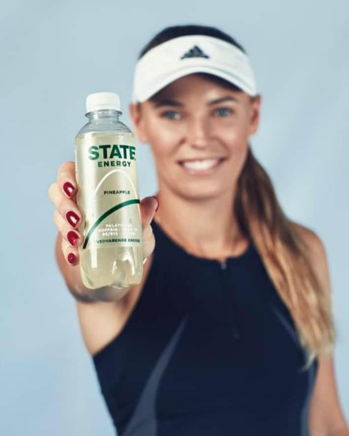 CarolineWozniackiさんのインスタグラム写真 - (CarolineWozniackiInstagram)「Time to double up the dosis now!!🎾💪🏻 WIN 100 bottles of longer lasting energy from STATE and a signed racket of mine! All you have to do to win is: 1⃣ Follow @statedrinks 2⃣ Name the friends you would beat in tennis in the comments!🤩 We will pick a winner in 3 days! @statedrinks #longerlasting #energydrink #improveyourenergy」4月19日 20時03分 - carowozniacki