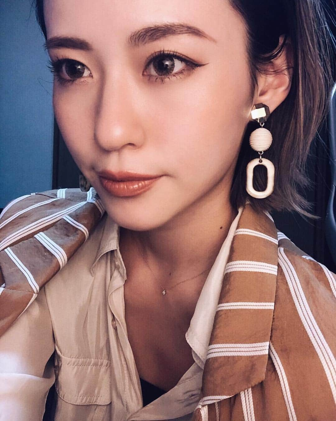 関本香里さんのインスタグラム写真 - (関本香里Instagram)「ㅤㅤㅤ 今月は美容に力を入れております。笑 今回主張したいのは #眉毛 です❤️ @ao.shibuya で、#眉毛カラー と#眉毛スタイリング 。 わたしの黒くてりりしい眉毛を 自然な色と綺麗な形にしてもらいました！！ 今まで必死に眉マスカラしていたけど マスカラなしでもいける🙆‍♀️💕 書くのもパウダーだけ！超楽！！ @matugo0521 さんありがとうございました🙏 #アイブロウ #眉毛 #眉毛サロン #eyebrows #アイメイク #メイク」4月19日 20時13分 - kaori_sekimoto_