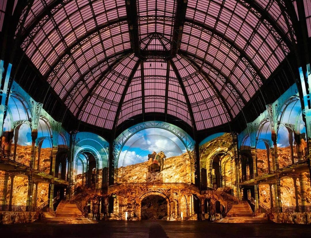 Vogue Parisさんのインスタグラム写真 - (Vogue ParisInstagram)「It's the perfect plan for the long weekend: @Le_Grand_Palais is hosting a free immersive exhibition every evening until Monday. Celebrating the work of the great German director, images from his iconic films are projected into the space to allow visitors to walk amongst them. As the director explained, "it's not cinema, it's not architecture... it's walking inside a film". From 'Wings of Desire' to Paris, Texas', you don't want to miss it! #WimWenders #GrandPalais」4月19日 20時13分 - voguefrance