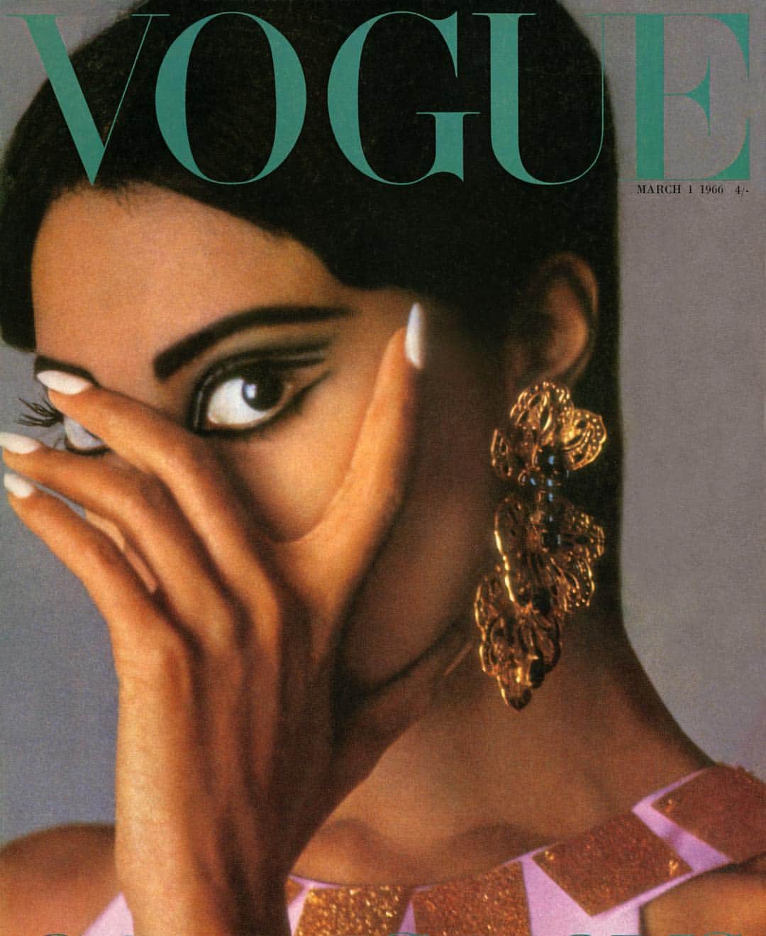 British Vogueさんのインスタグラム写真 - (British VogueInstagram)「The first black model to appear on the cover of Vogue, #DonyaleLuna’s pioneering spirit was eventually eclipsed by sensationlised stories about her private life. Now 40 years after her death, her daughter Dream Cazzaniga celebrates her true legacy in the May 2019 issue of British Vogue. Click the link in bio to read more on the African-American model who transformed the face of fashion.  #BritishVogue March 1966, Donyale Luna photographed by David Bailey.」4月19日 20時09分 - britishvogue