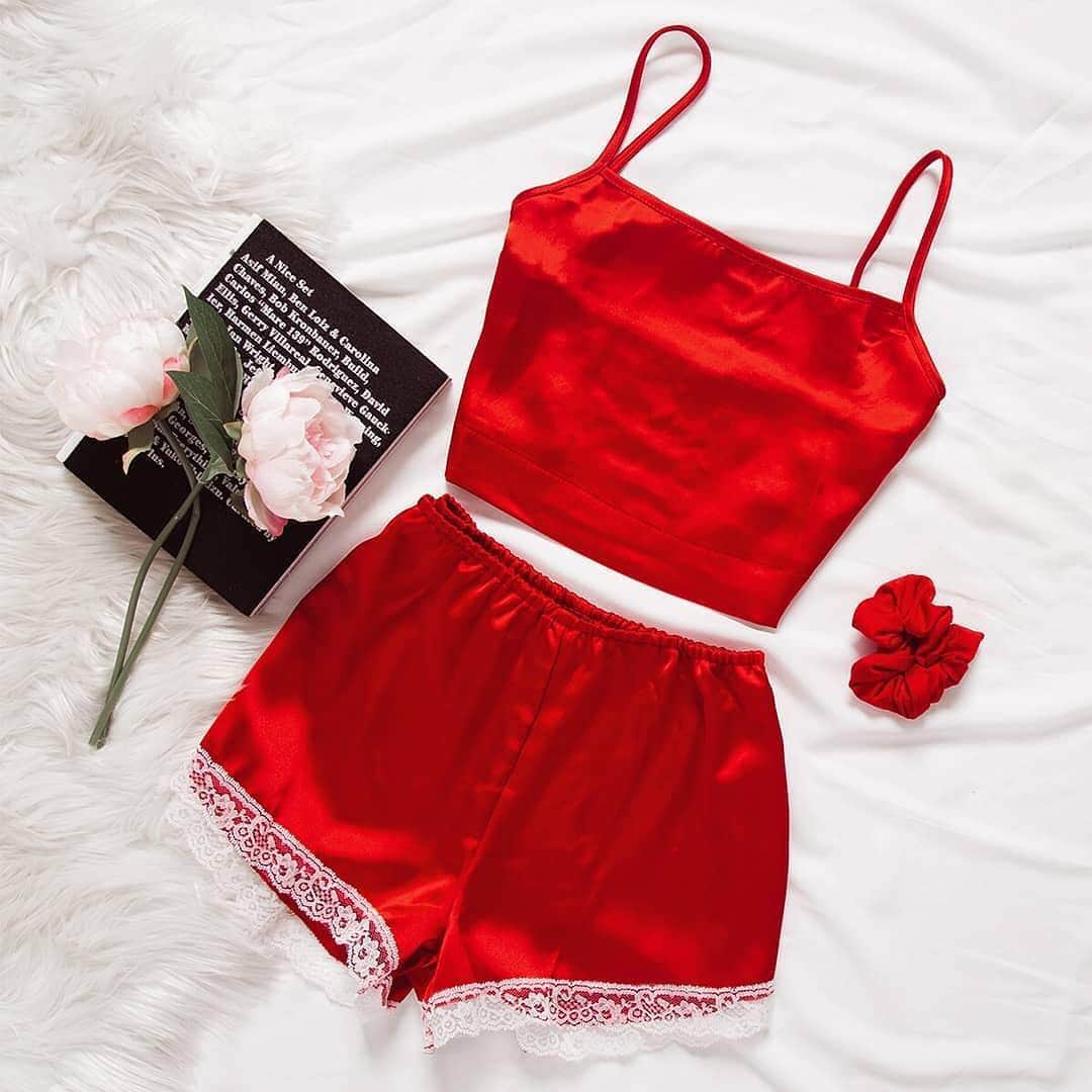 Beginning Boutiqueさんのインスタグラム写真 - (Beginning BoutiqueInstagram)「Dreaming of bae ♡ Lowkey obsessing over the Genevieve Crop Red & the Celine Lace Shorts Red now on sale!」4月19日 20時09分 - beginningboutique