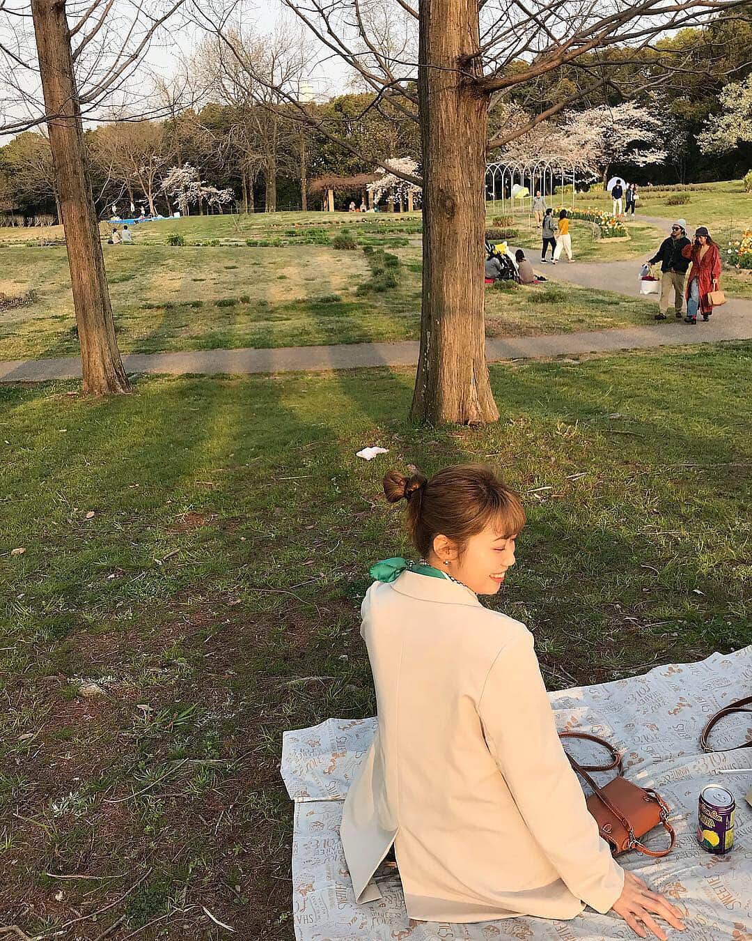 日下このみさんのインスタグラム写真 - (日下このみInstagram)「>>>>🐌>>>> スライドすると インスタグラマーちっくに 微笑む人類が現れますがよければ。 🐌🌱 #公園 #空気吸いに #おしゃピク #ではない #ただ #queen  #をかけながら #お菓子 を #食べる #ピクニック」4月19日 20時22分 - konomi_kusaka