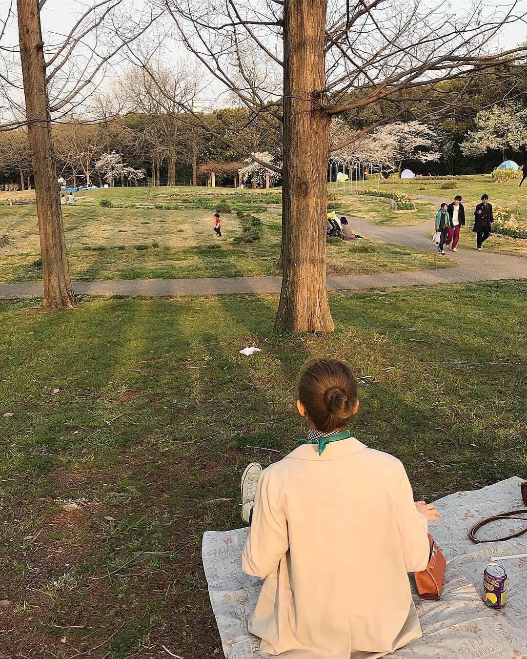 日下このみさんのインスタグラム写真 - (日下このみInstagram)「>>>>🐌>>>> スライドすると インスタグラマーちっくに 微笑む人類が現れますがよければ。 🐌🌱 #公園 #空気吸いに #おしゃピク #ではない #ただ #queen  #をかけながら #お菓子 を #食べる #ピクニック」4月19日 20時22分 - konomi_kusaka