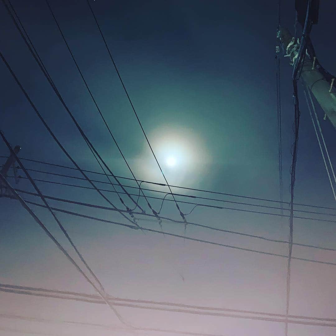 青木源太さんのインスタグラム写真 - (青木源太Instagram)「今夜は平成最後の満月。でも東京は今は曇りで、見えるとしても夜遅くになる。「そんな夜更かしはできないわ」というシンデレラガールと裸足のシンデレラボーイのために、昨夜の月を撮影しておきました。  普段はお月様に願うこともないけれど今夜は特別。令和が良い時代になりますように。  #平成最後の満月」4月19日 20時15分 - aoki.genta