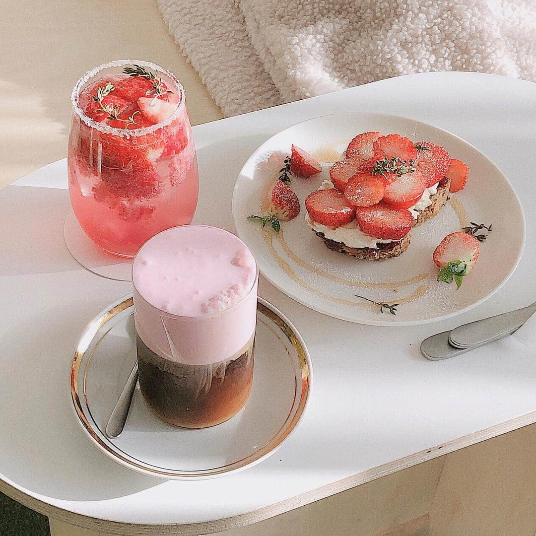 ユンジュさんのインスタグラム写真 - (ユンジュInstagram)「딸기 안녕 .. 🍓🍓••」4月19日 20時16分 - __pink_tape