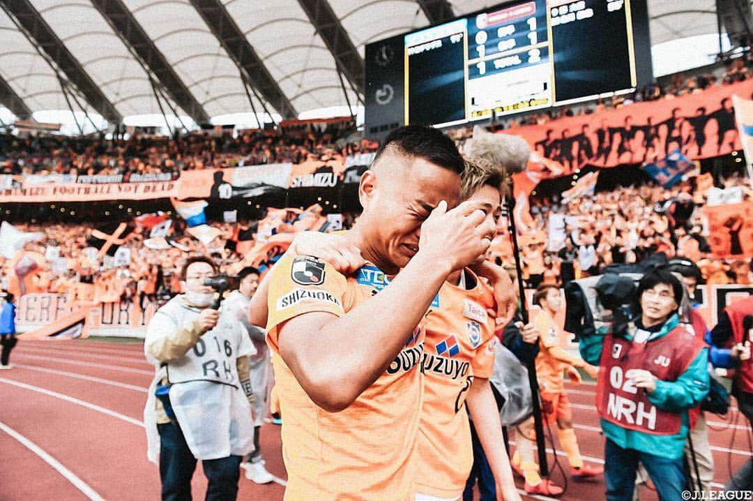 Ｊリーグさんのインスタグラム写真 - (ＪリーグInstagram)「試合後に涙を流す #チョンテセ 選手 ﻿﻿﻿ Best Shot J.LEAGUE⚽️📸﻿﻿ ﻿ 🏆#明治安田生命Ｊ１リーグ 第７節﻿﻿﻿ ベストショットをお届け👀✨ ﻿﻿﻿ ﻿﻿﻿ #Ｊリーグ﻿﻿﻿ #jleague ﻿﻿﻿ ﻿﻿﻿ #清水エスパルス#鄭大世#松原后 #静岡ダービー#勝利 #涙#苦しみ#喜び#試行錯誤#嬉しい #カッコイイ#かっこいい#cool #bestshot #best #ベストショット #ベスト﻿﻿﻿ #niceshot #instagood #ナイスショット #soccer #football #soccerphotography #⚽️ #📸」4月19日 20時16分 - jleaguejp